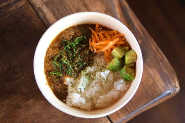 【 11月の月替わりカレーのご紹介 】

11月の月替わりカレーは
《 梅と大葉の和風チキンカレー 》 です 🍛 
⁡
● 通常サイズ｜￥1000
● ハーフサイズ｜￥600

たっぷり使ったカツオ出汁の風味と梅の酸味、
さわやかな大葉の香りが食欲をそそるカレーです ◎
⁡
ブラックペッパーのピリッとした辛さも癖になります。
柔らかくなるまで煮込んだチキンもお楽しみください！

みなさまのご来店お待ちしております 🍛🌟

#わたしの素ペース