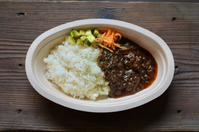 【 12月・1月の月替わりカレーのご紹介🍛 】
⁡
年末年始の月替わりカレーは
《 カルダモン香る牛すじビーフカレー 》 です 🐄
⁡
● 通常サイズ｜￥1150
● ハーフサイズ｜￥650
⁡
去年も大人気だった牛すじシリーズ！

カルダモンの爽やかな香りと牛肉の出汁が効いたパンチの強いカレーソースと、ホロホロになるまでじっくりと煮込んだ牛すじと牛肉をお楽しみください。
⁡
爽やかなのに深いコクを感じる、寒い冬にぴったりのカレーです 🎄.*

みなさまのご来店お待ちしております 🍛🌟

#わたしの素ペース