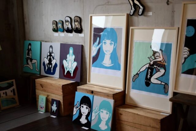 先日から雪がちらほら降ってきましたね…遂にこの季節が来ました⛄
山の方に住んでいるので、海側より積雪が多く道路が凍っていないか日々ドキドキです。

こんばんは、あきよです🌃

さてさて、11月18日（火）～30日（日）まで開催しました⁡
⁡「KIKUCHIHIDEAKI
exhibition“FOREVER AND EVER”」⁡
 @hello_bird @h_e_l_l_o_b_i_r_d
沢山の方へご来場いただき、無事に会期を終えることが出来ました。ありがとうございました！

今回は、いつもお世話になっていますDJ yamapeeさん @yamapee_bokunaka からのご紹介で個展開催がきまりました。
菊池さんへ初めてお会いした印象は、人当たりが良く明るくて楽しそうな雰囲気を出会った瞬間から放っている方。
初めて会ったのにそんな感じがしない気さくな方でした。

作品は本人が表れる…なんて勝手に思っていましたが、生み出される作品はポップながら繊細で、色使いや合わせがカラフル。
自分の見方や気持ち次第で表情が違って見えてくる様な、女の子の瞳に吸い寄せられるような作品でした。
個人的にはホクロの位置がそれぞれ違うことが、イラストの息を越え生々しく感じれて良かったです。

会期初日と最終日に菊池さん本人も在廊し、作品についての話はもちろん、制作の背景や日常のことまで、訪れた方々とゆっくり言葉を交わす時間が生まれていました。
在廊中は来場者の方との会話が続き、作品をきっかけに人と人がつながっていく、穏やかで豊かな空気が印象的でした。

最終日にはラウンジDJをかって出てくれたyamapeeさんによる音楽が流れ、空間全体がやわらかく包まれるような心地よいクロージングに。
菊池さんも最後の約2時間在廊し、わたスぺへ展示がきっかけで初めて来てくださった方や初日にお会いした方が駆けつけてくれたりと、展示の締めくくりにふさわしいあたたかな時間となりました。

会期中、足を運んでくださった皆さま、本当にありがとうございました。
作家さんとお話しするという、作品を鑑賞するだけでは得難い貴重な時間を共有することが出来ました。
作品と出会い言葉を交わした時間が、来場された方それぞれの心に残っていたら嬉しいです。

菊池さんが最終日にわたスぺへ着いた時「帰ってきました！」と言ってくださったことが何より嬉しい言葉でした。
そんな風に思って階上を訪れてくださる方が今後も増えていくきっかけの場所となれればなと思っています！

#青森 #階上町 #わたしの素ペース #個展 #KIKUCHIHIDEAKI #イラスト